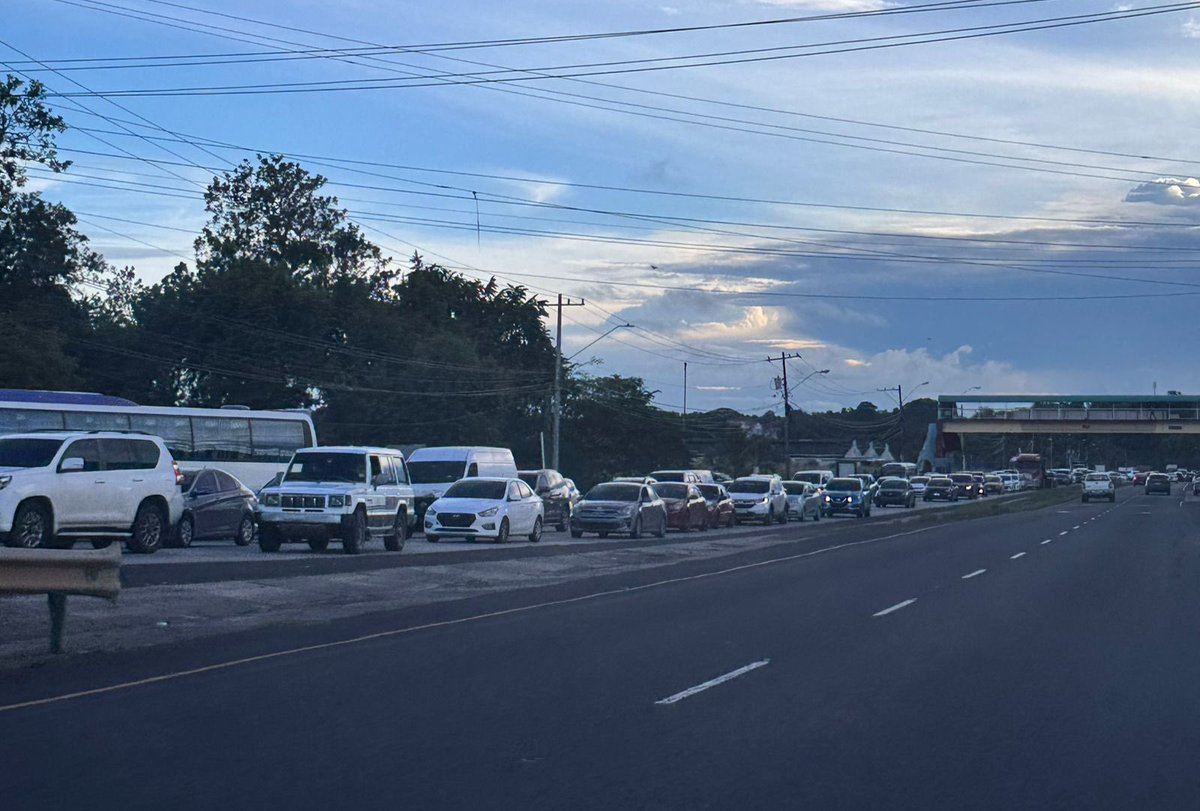 traficocpanama's tweet photo. [VIDEO] Tráfico muy denso en la vía Interamericana en Hato Montaña en Arraiján hacia Vista Alegre. Conductores buscan retorno hacia La Chorrera Centro. https://t.co/jUvcGdAhd4