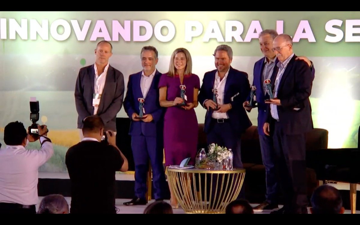 JulioBerdegue's tweet photo. Me sentí muy honrado de haber participado en la mesa de diálogo “Políticas públicas: impulsando la productividad y competitividad en el agro”. Productiva charla realizada en la primera jornada del @ForoGlobalAgro del @CNAgropecuario. https://t.co/G3HjG2EVAF