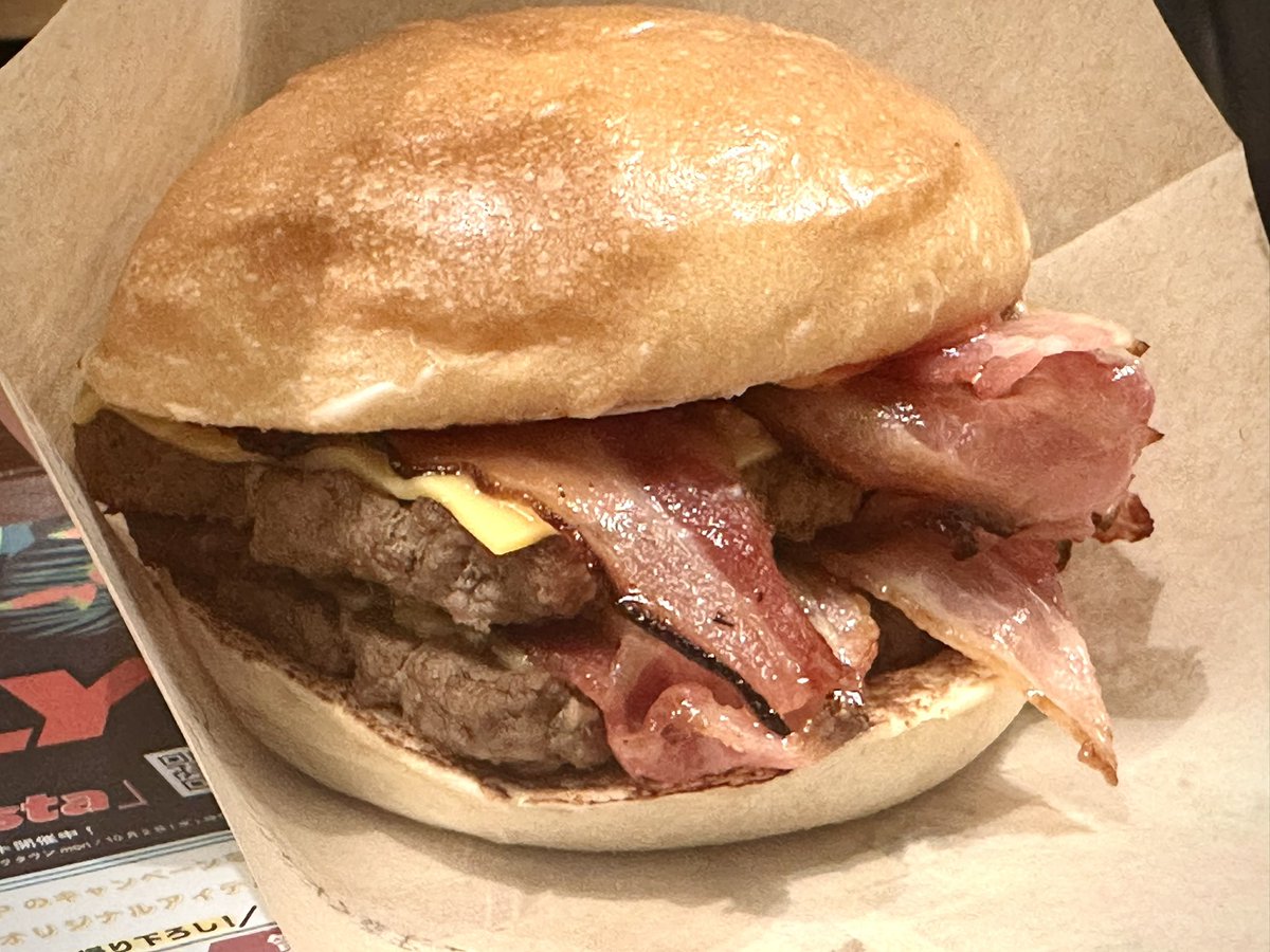 JAL_shugyo_2021's tweet image. 無性にジャンキーなものが食べたくて♪

ベーコンたっぷりで美味し

#wendys #firstkitchen #ハンバーガー #ベーコネーターUSAダブル