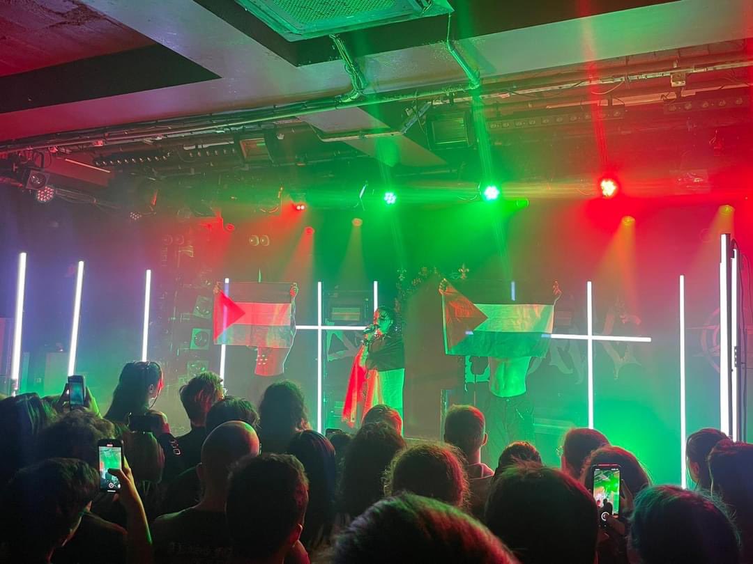 CultureDecibels's tweet photo. Le 9 septembre 2024, lors de son concert parisien, Bambie Thug enflammait la Maroquinerie !Une performance mêlant énergie brute et sonorités percutantes ! 

#crownthewitchtour #bambiethug #concert #lamaroquinerie https://t.co/VGuL7hPnf0
