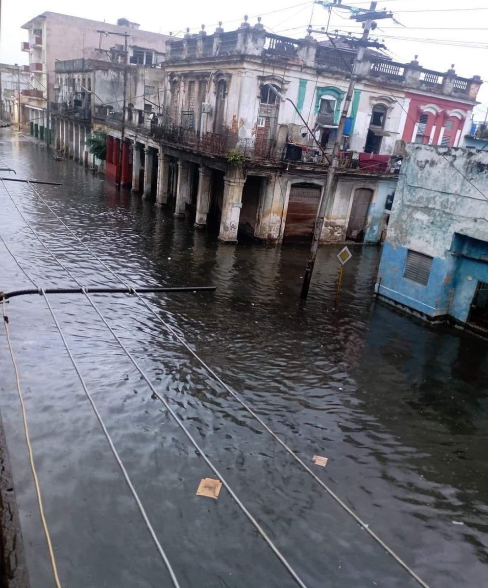#Cuba
La Habana hoy inundada, sin electricidad y sin comida. Frutos del socialismo próspero y sostenible.