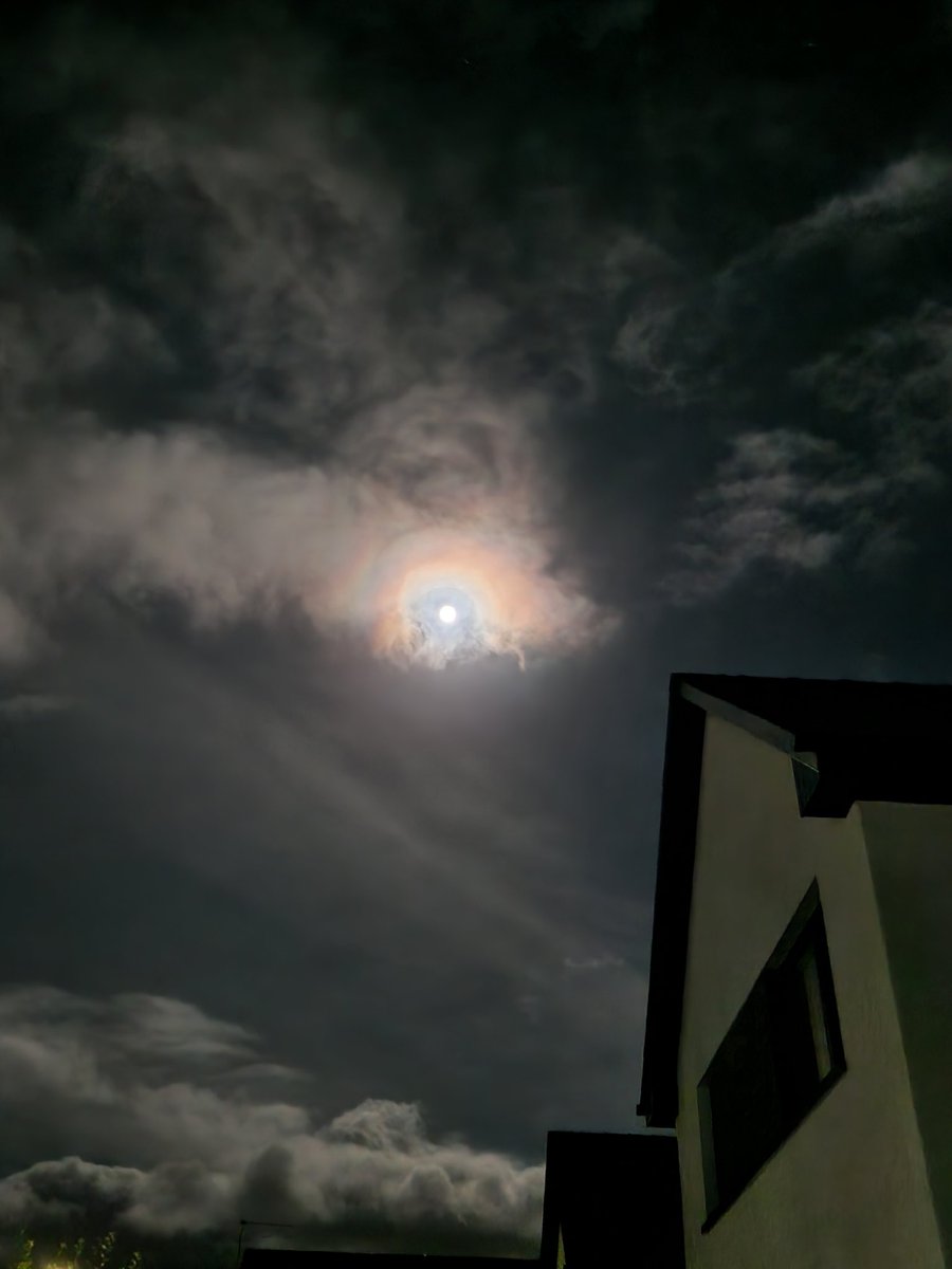 weescottishkaz's tweet photo. #moonbow just above the Ben https://t.co/0jxPcTxp7q
