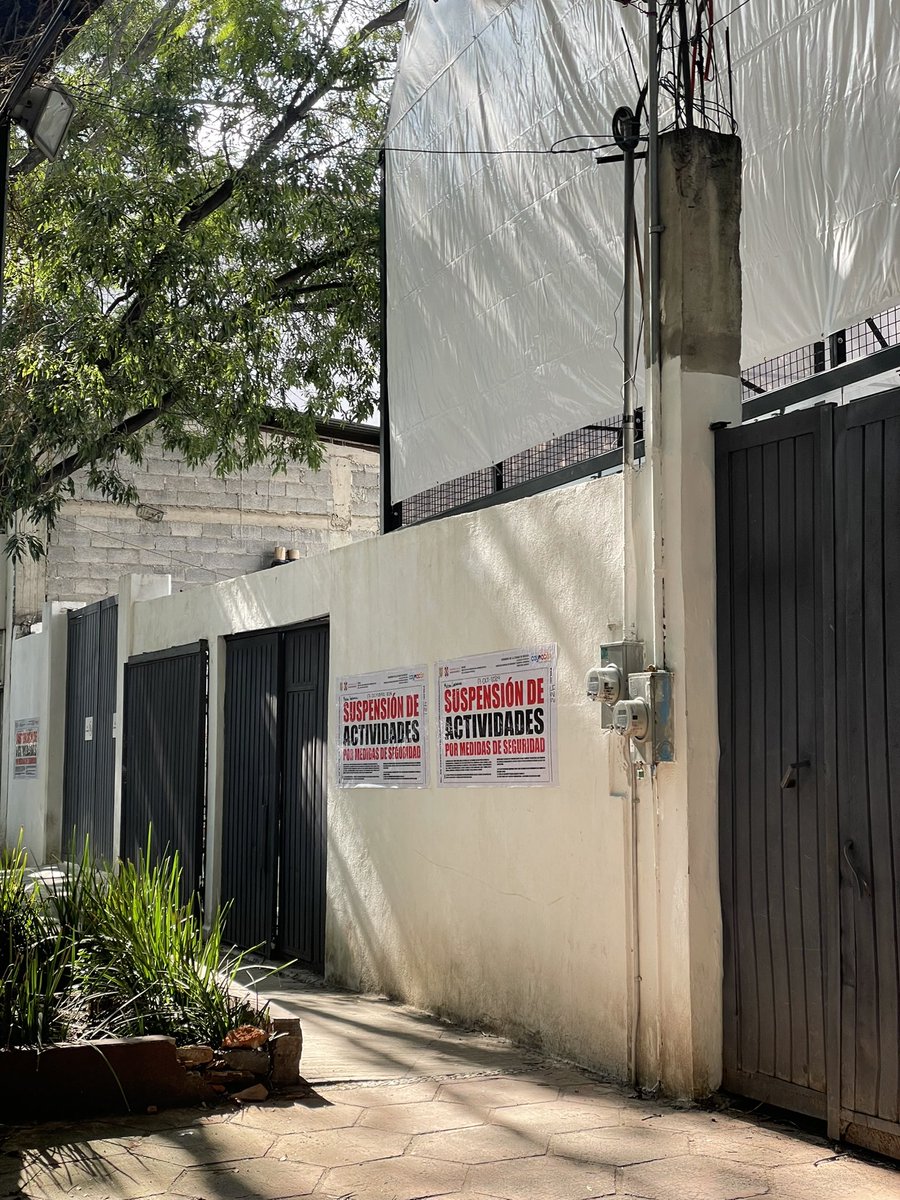 mibuenzora's tweet photo. Así pegaron los sellos los funcionarios de @AlcaldiaCoy   Las puertas siguen intactas, ¿así como se detiene la operación? https://t.co/0PWypxZN5X