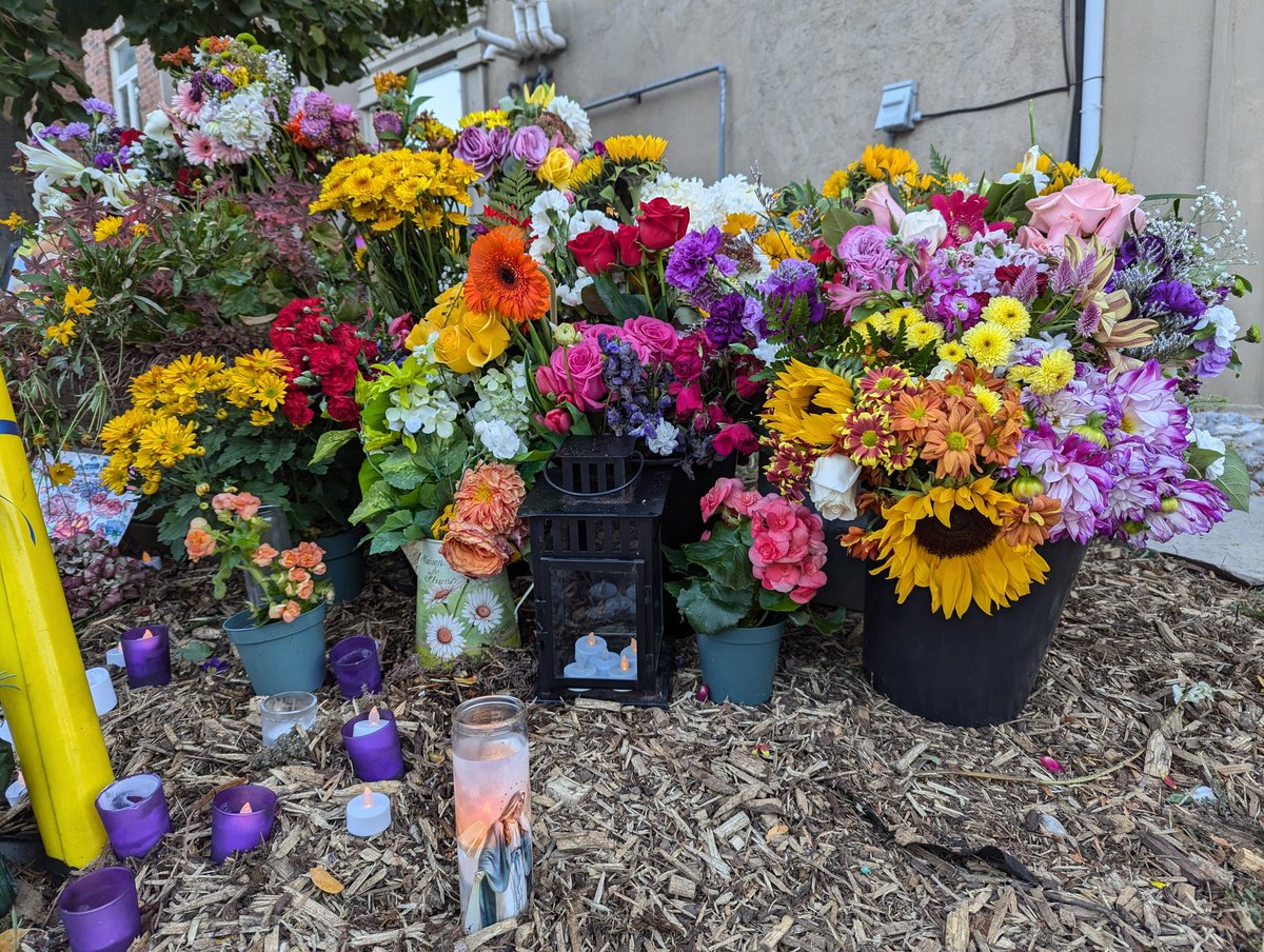JoannaLavoie's tweet photo. My deepest condolences.
Such heartbreak in Toronto's Upper #BeachTO area following the death of 22-year-old Rachel Turner, who was struck by a school bus driver on Kingston Road on Oct. 9 + died 4 days later. https://t.co/6k7riQwDbY