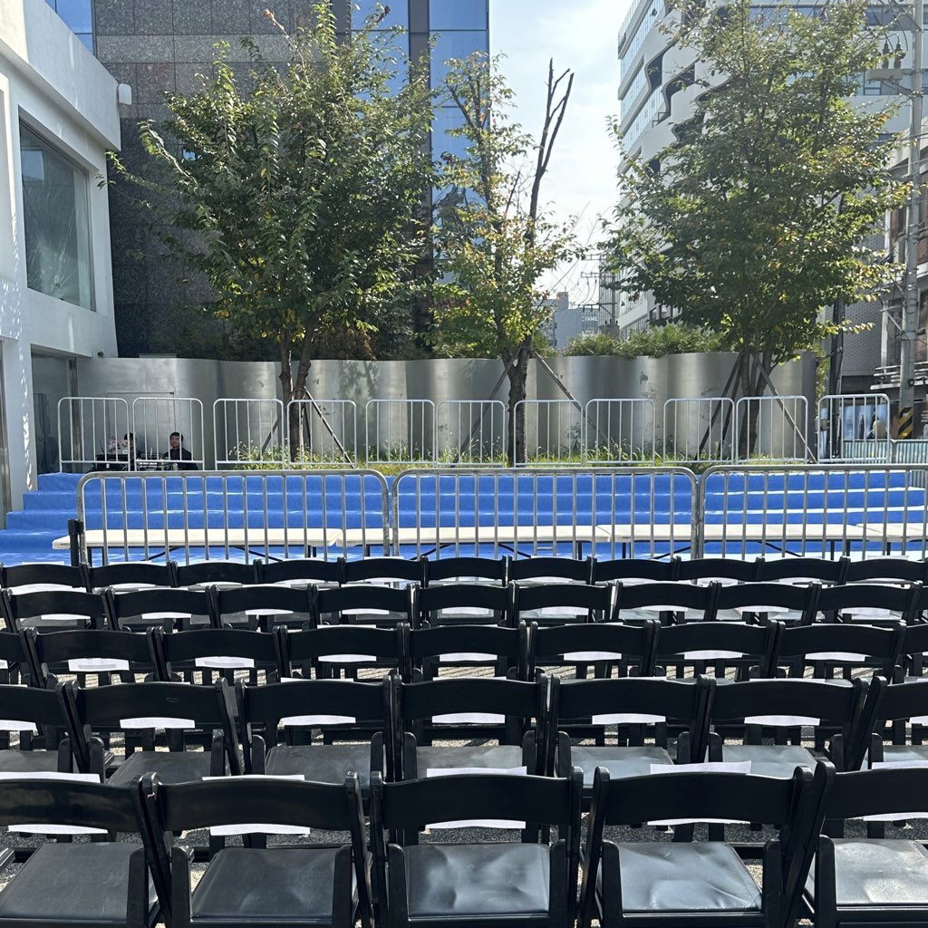 329MZ_'s tweet photo. 엘스들이랑 잘생긴 우리 현우 진짜 고생햇따 🫳🏻💙 https://t.co/mpnKzvpenX