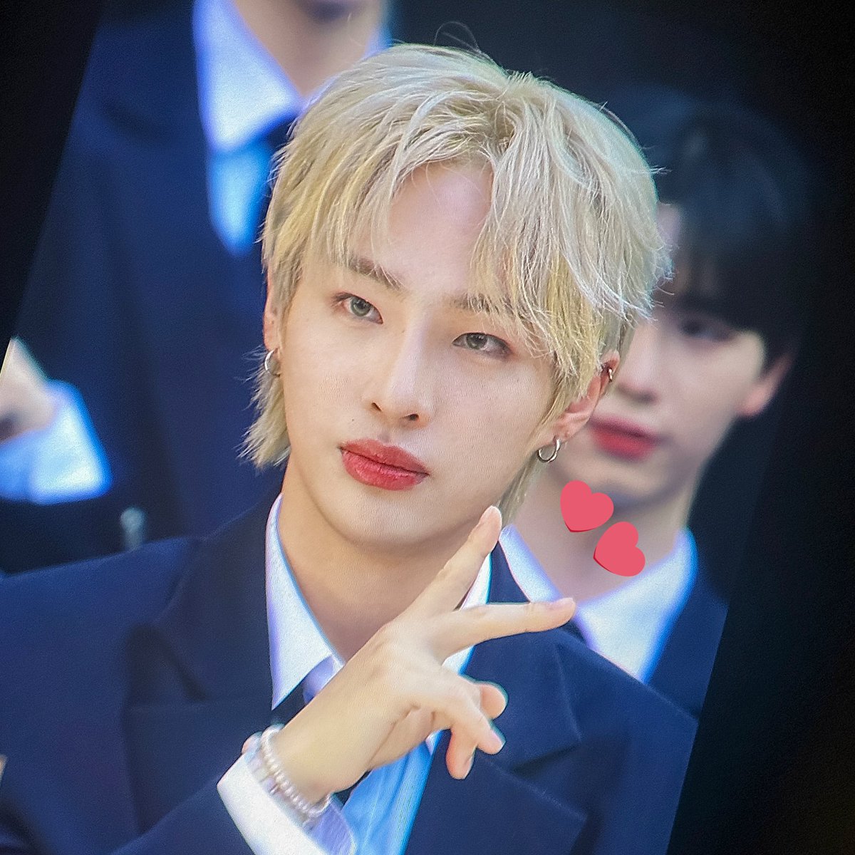 329MZ_'s tweet photo. 엘스들이랑 잘생긴 우리 현우 진짜 고생햇따 🫳🏻💙 https://t.co/mpnKzvpenX