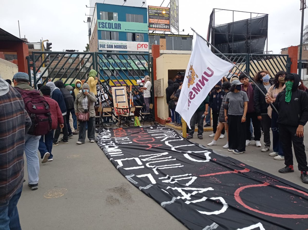 lamula's tweet photo. 🚨#LOÚLTIMO | Los estudiantes de la Universidad Nacional Mayor de San Marcos (UNMSM) han tomado la Ciudad Universitaria en señal de protesta, exigiendo la anulación del proceso electoral universitario que está previsto para este viernes 18 de octubre. Los manifestantes argumentan que las elecciones internas carecen de transparencia y democracia. Este proceso busca elegir a las nuevas autoridades universitarias en diferentes niveles, pero los estudiantes han señalado presuntas irregularidades en la organización, falta de garantías para la participación equitativa, y exclusión de sectores estudiantiles.