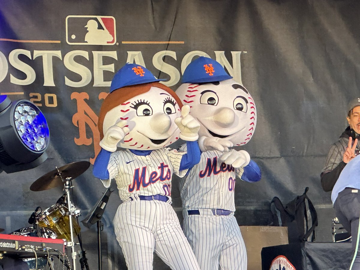 JohnCerilli's tweet photo. It’s #baseball time again! Here at @CitiField with my brother Carlo @caldoo99 for Game 4 of the #NLCS. We’ll be rooting hard because the @Mets need a W! #LGM #OMG #OctoberReady #Flushing #Queens #NYC @MLB #TeamCerilli ⚾️ 🎩 🍎 💙 🧡 https://t.co/J46evhXORp