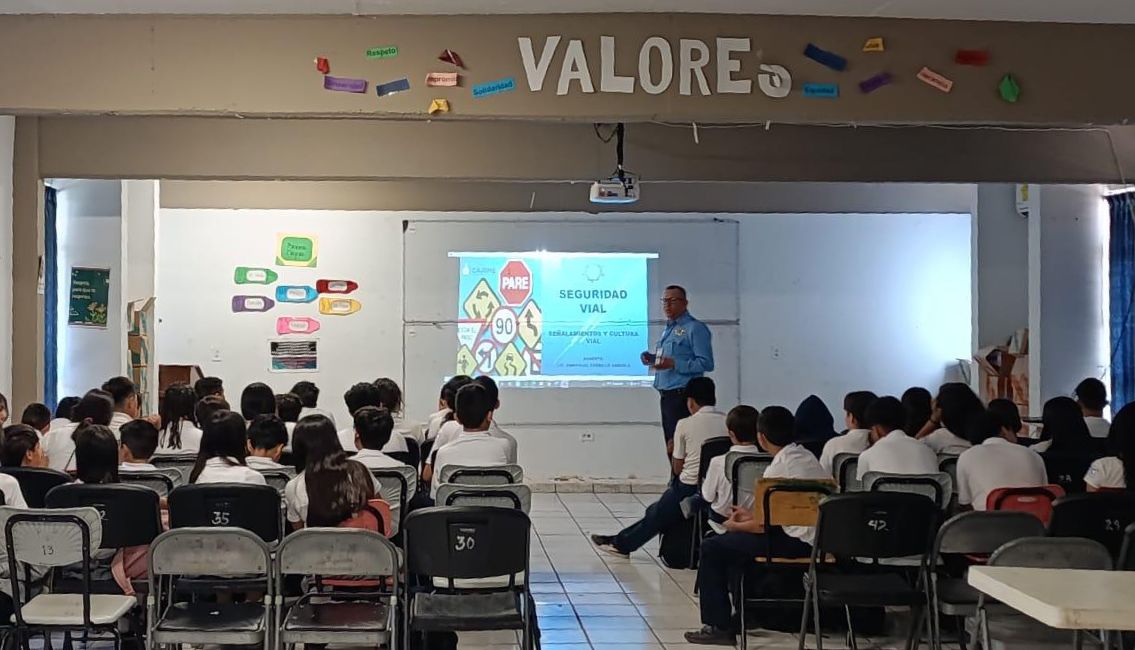 El Departamento de Tránsito de la SSPM habló sobre educación vial a estudiantes de la Secundaria Técnica 56. Se trataron temas como leyes de tránsito, señalamientos y ademanes de los Policías. ¡Gracias por su participación!.🚲🚶‍♂️👮‍♂️#SeguimosAvanzando #SSPM #Cajeme #EducaciónVial