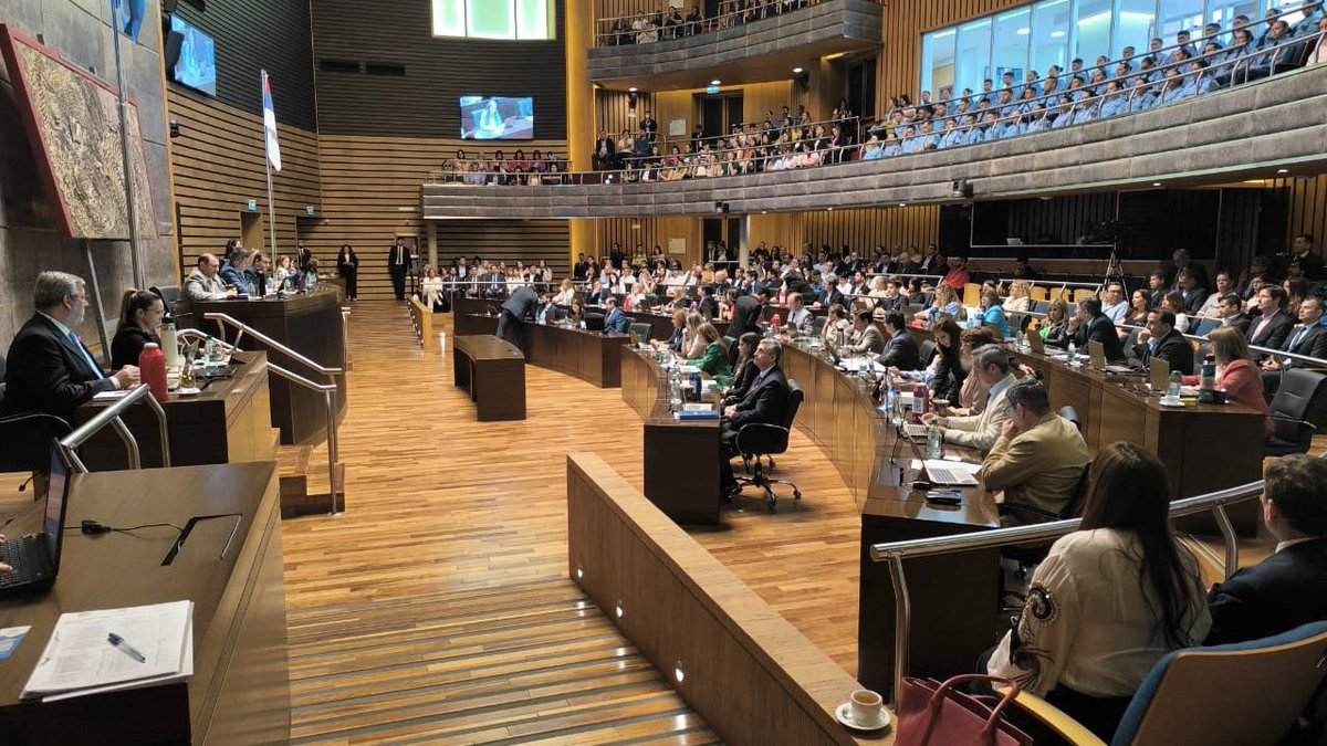 Hoy, en la Cámara de Representantes de Misiones, aprobamos el Presupuesto General de la Administración Pública Provincial, ejercicio financiero 2025, siendo el primer presupuesto del país. Este logro refleja nuestra previsibilidad y coherencia en la gestión, asegurando