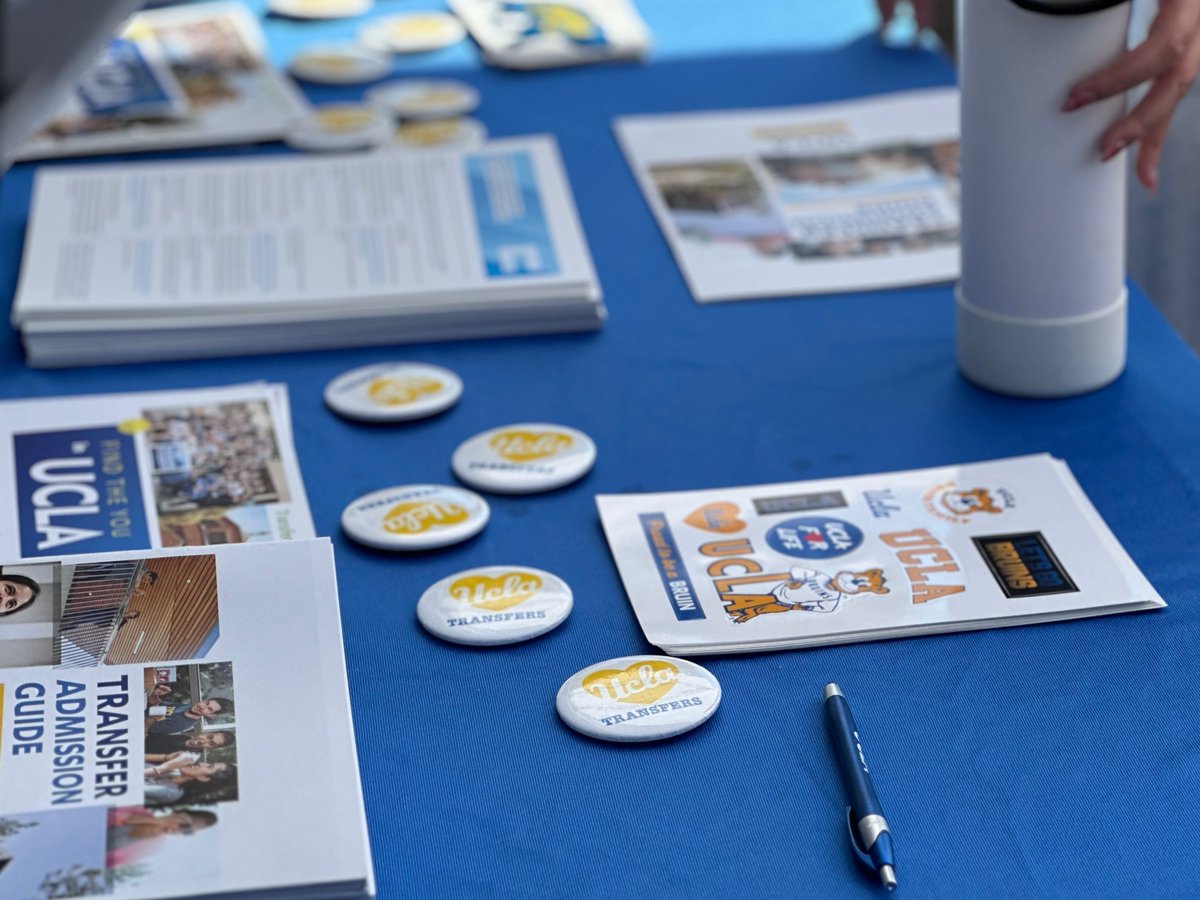 deanza_college's tweet image. #Transfer Day was great! We loved seeing everyone out on the Main Quad. Thank you to @deanzatransfer and all of the university representatives who visited – we have photos of just some of the many universities present. deanza.edu/transfercenter/ #TopsinTransfer