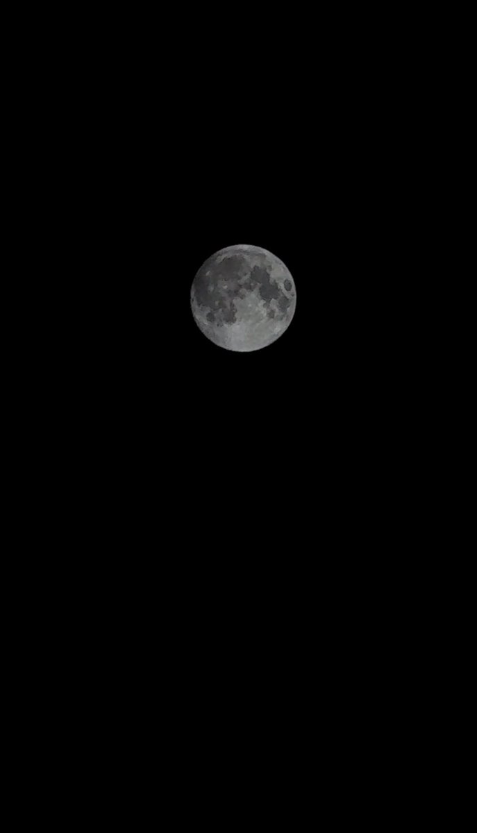 HMOD6166's tweet photo. البدرُ يكملُ كلَّ شهرٍ مرّةً
و هلالُ وجهكَ كلُّ يومٍ كاملُ https://t.co/nfljIt3IZR
