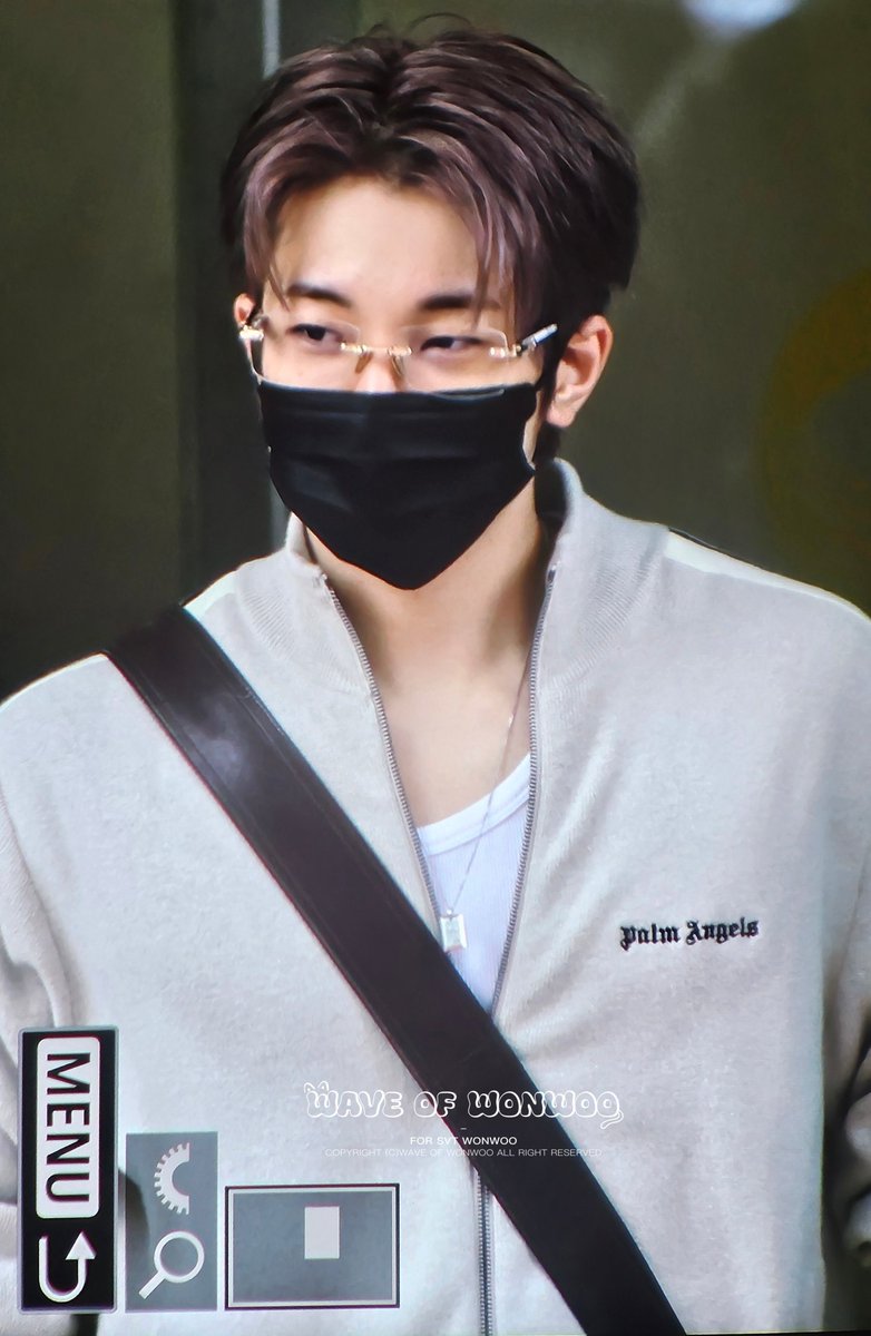 전원우가 찐경으로 무테안경을 쓴다규..?