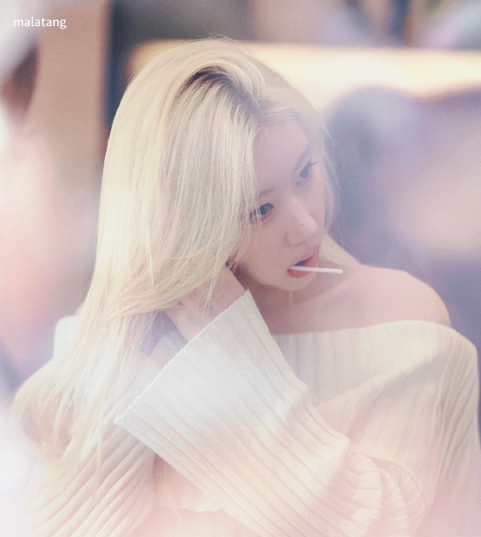 LCRuniverse's tweet image. Nobody compares how sweet pretty Chaeryeong is 😍🍭