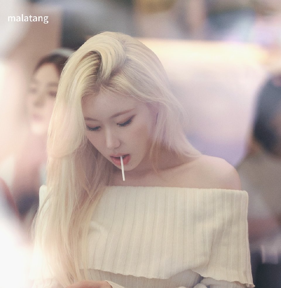 LCRuniverse's tweet image. Nobody compares how sweet pretty Chaeryeong is 😍🍭