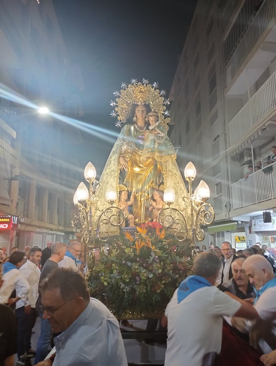 ✝️ Hoy hemos tenido el honor de asistir junto a nuestros vecinos, a los actos de acogida de la Virgen de los Desamparados en Mislata.
🙏🏻Un día lleno de devoción y unidad. 
#VoxMislata #VirgenDeLosDesamparados #Tradición