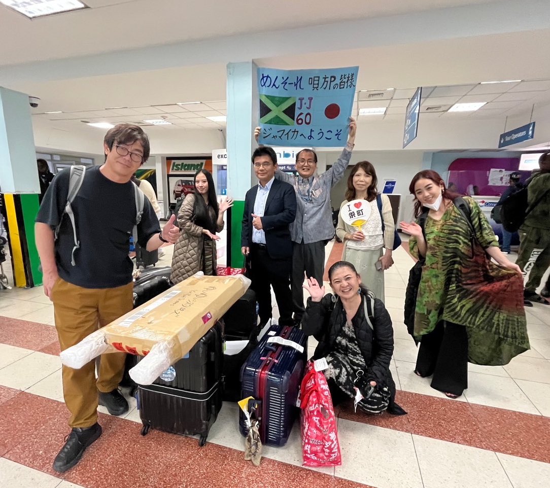 utakataproject2's tweet photo. メンバー、無事ジャマイカ🇯🇲に到着しております！いよいよジャマイカでの活動がスタート✨
#唄方プロジェクト
#唄方
#沖縄宮古八重山民謡大全集I唄方うたかた
#伝えたい
#音の教科書
#沖縄
#沖縄民謡
#沖縄の唄
#沖縄の音
#三線
#宮沢和史
#平田大一
#ゆいゆいシスターズ
#ワールドツアー
#ジャマイカ https://t.co/NVb0mdVepI