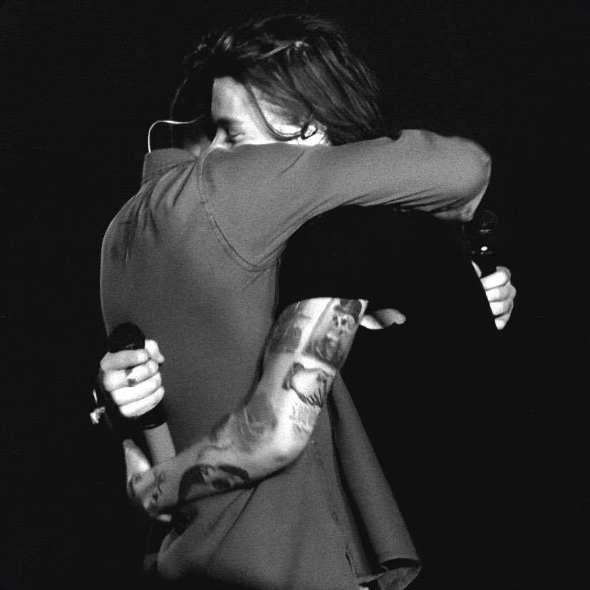 hey_sngb's tweet photo. "Los años que pasamos juntos serán recordados como los más preciosos de mi vida" -Harry Styles. https://t.co/aCa3A6y0Vx