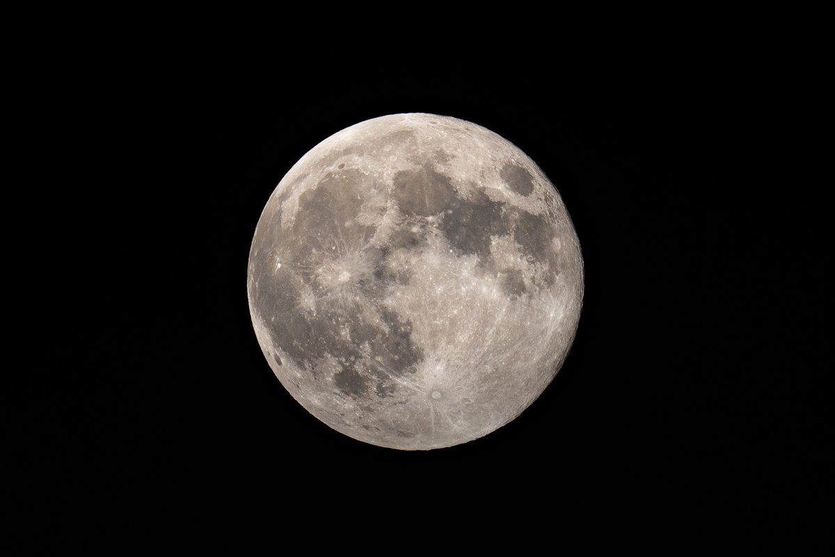 jonesy1007's tweet photo. The full hunters moon tonight plus the comet with starlink, 20:14 slightly burred whilst setting up. 
@moonhour @MoonHourSocial #fullmoon #huntersmoon https://t.co/vBUaZNgsZi