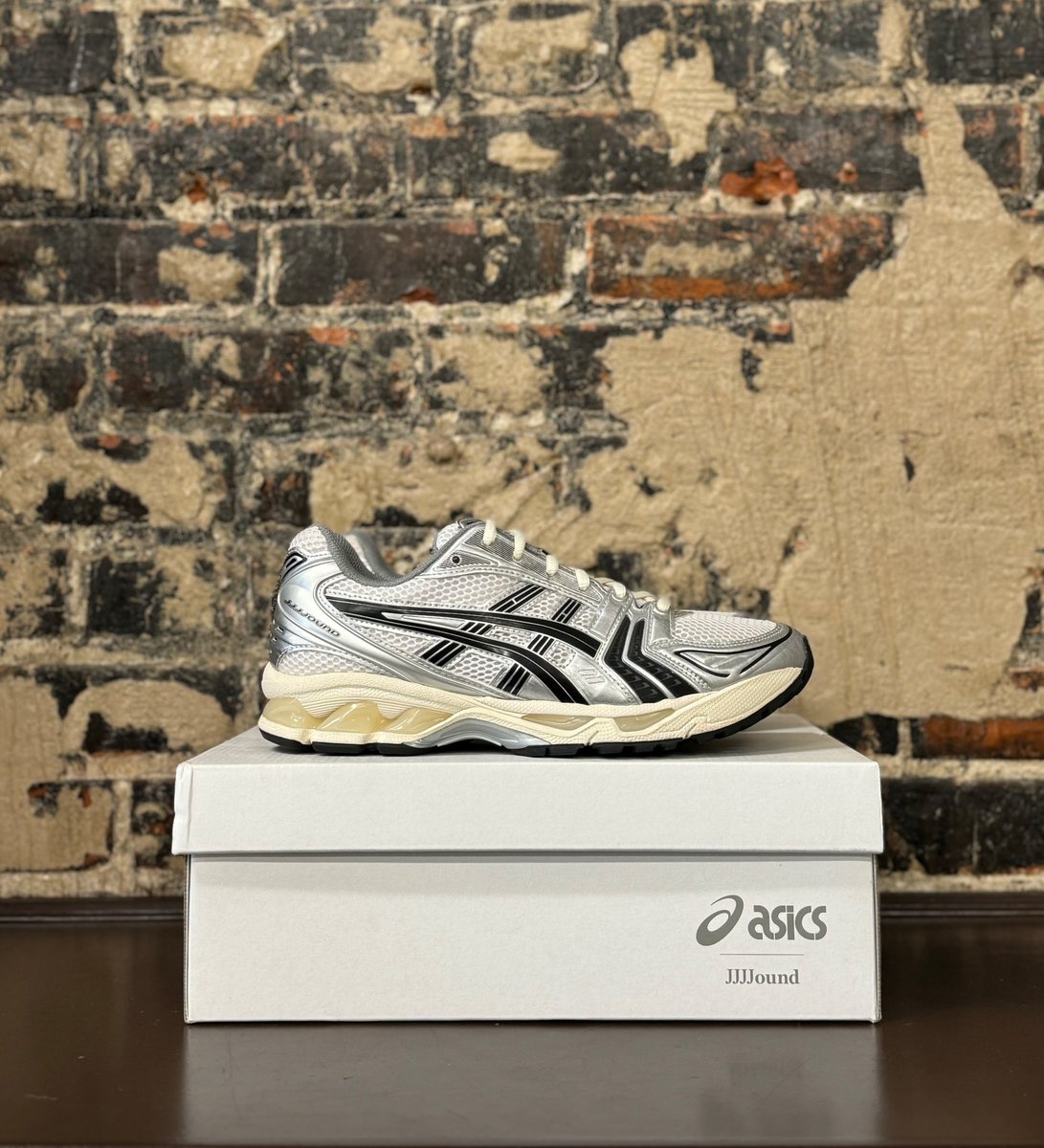 adayin79's tweet photo. Asics X JJJJound Kayano 14 size 8.5

Preowned 

https://t.co/OxRNepCv8f https://t.co/VEtpe4LkX5