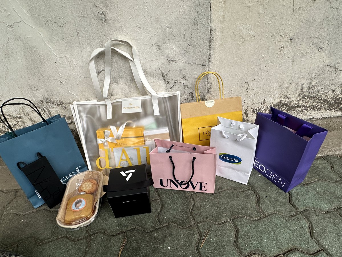 flamehanie's tweet photo. OH MY GOD TODAY’S  SEVENTEEN MUSIC BANK PRE-RECORDING GIFTS FOR CARAT INSANEEE😭😭😭

- RANDOM MINITEEN PLUSHIE KEYRING😭
- cake and drinks from the coffee truck that jun sent
- forest (sk)
- unove & l’occitane (mg)
- cetaphil (dn)
- d’alba (hs)
- neogen (sc)
- nars (sc&hs)
- set svt pc broadcast & postcard