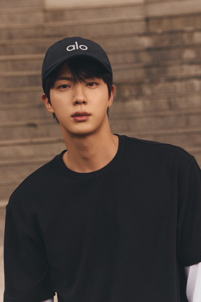 AudrieOT7's tweet photo. WWH indeed 😍

@aloyoga #진 #Jin https://t.co/s1I794BVy6
