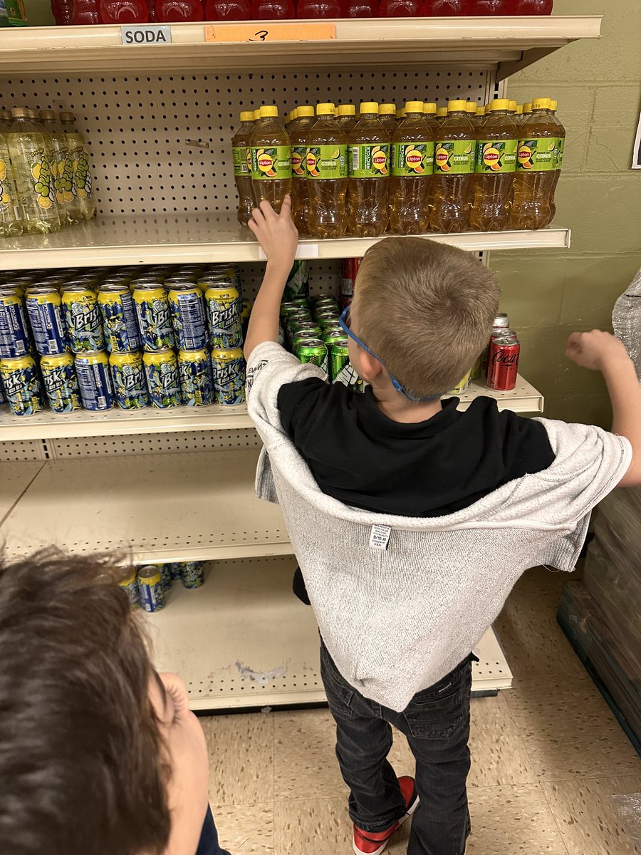 Destined2BeSPED's tweet photo. Community Based Instruction that incorporates community service, job skills, and collaboration. Our students are so excited to be joining the Bread for Life Community Food Pantry in bringing much needed resources to our local community!  I can’t wait to continue this partnership! https://t.co/mXXv7BEvsu