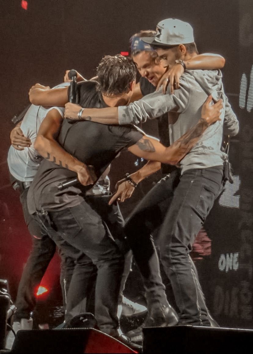 Cupcakestylinsn's tweet photo. “Sua maior alegria era fazer as pessoas felizes”
“Ele era caloroso, solidário e incrivelmente amoroso.” 
“E todos ao redor do mundo q o conheceram e o amaram, assim como eu.”

É uma dor que n cabe no peito mas meu coração tá aliviado em saber q ele era amado, espero que ele saiba https://t.co/1vZq3tc5MV