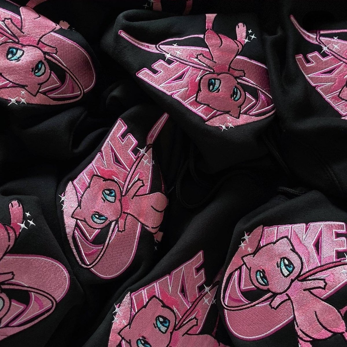 ✨️MEW HOODIE GIVEAWAY✨️
In celebration of our new hoodies were giving away a Mew embroidered hoodie to 1 lucky follower! To enter the giveaway
✅️ Retweet and Like this post
✅️ Must be following <a href="/Akiraworld_/">AKIRA WORLD</a> 
✅️ Tag a friend for a extra entry
✨️Giveaway ends 10/31✨️