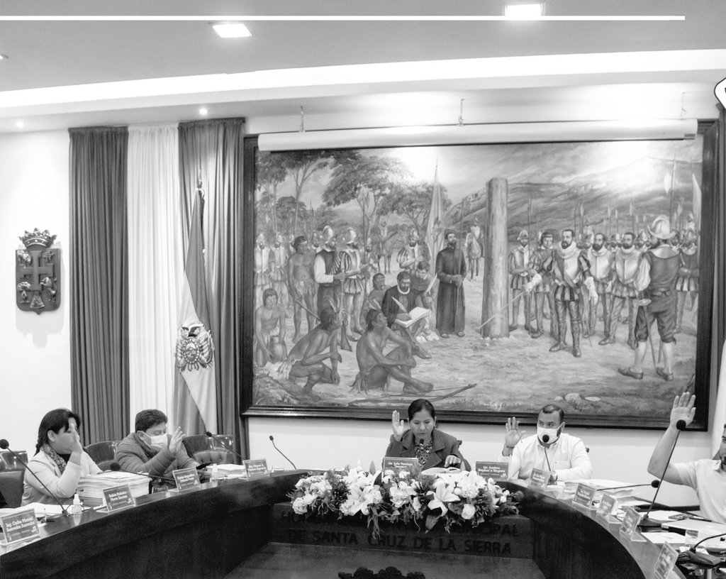 cabrerahernan3's tweet photo. Con bombos y platillos el Concejo Municipal de SCZ declaró persona no grata a Erick Fajardo, asesor de Manfred Reyes , ¡cuán equivocados están!.
Se confronta con ideas, proyectos políticos de poder, argumentos no con falacias ni poses demagógicas ni rinbombantes resoluciones. https://t.co/zG8CVaNnNw