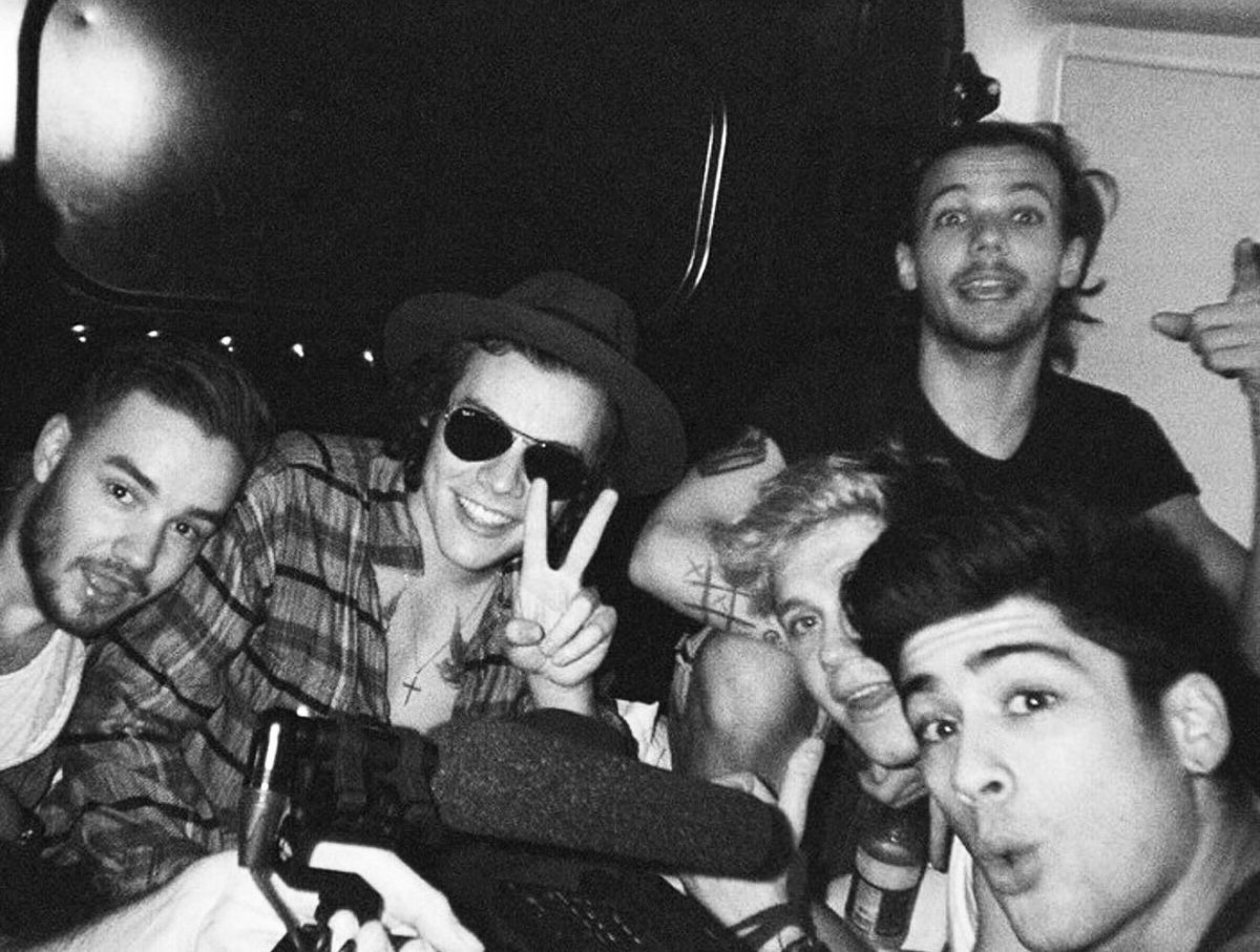 one direction benim aklımda hep bu fotoğrafla kalacak, hepsinin yüzündeki mutluluğu birlikte zaman geçirirken ne kadar eğlendiklerini bu fotoğrafa her baktığımda kalbimin en derinlerinde hissedeceğim… iyi ki siz 🤍