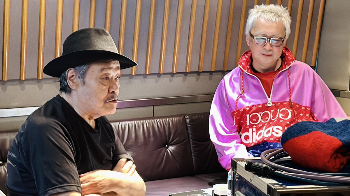 kazetorockBB's tweet photo. 悲し過ぎます。

西田さんは、支えであり、誇りでした。
僕だけでなく、福島県民のみなさんおひとりおひとりが同じ気持ちだと思います。
支柱を失い、心に大きな穴があいています。

2011年、猪苗代湖ズのMVへの出演。
LIVE福島 風とロックSUPER野馬追 郡山会場のフィナーレで一緒に歌った「I love you & I need you ふくしま」。
その事前告知CMで福島を元気付けてくれた語り。
郡山女子大での映画「あの日〜福島は生きている〜」の上映会。
震災から50年後の福島を描いたショートミュージカルムービー「MIRAI2061」への出演。
双葉町に建った東日本大震災・原子力災害伝承館のプロローグ映像でのナレーション。
福島県のCM「福島を愛しております。」
そして今年8月の郡山うねめまつりの「采女ドンドコ」…。
西田さんと力を重ね、ふるさとへの思いを幾度も形にして来た中で、
いつも西田さんは、愛すること、愛し続けることを、やさしく強く 僕たちに教えてくれました。
2011年に初めてお会いした時「やっと会えたね。こんな時だけど。」とおっしゃってくださった顔が忘れられません。

敏行おんつぁま、ありがとうございました。ゆっくり休んでくださいね。
そしてこれからも、ふくしまを見守っていてください。
ずっと、
愛してるぞ〜い！

箭内道彦