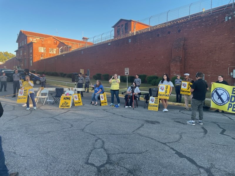 scottbraddock's tweet photo. Huntsville: As a court battle plays out in Austin, demonstrators are outside Texas death row while Representatives @BucyForTexas, a Democrat, and @LaceyHullTx, a Republican, address the press about the planned execution of Robert Roberson #txlege https://t.co/ioT0ADGn19