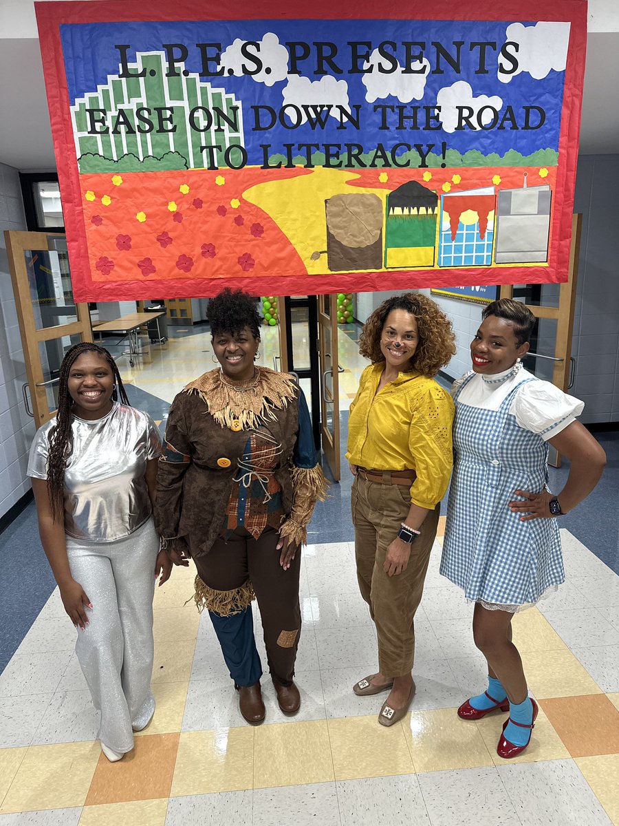 Literacy nights are the best night! Thanks <a href="/Kel_TheBelle/">Kelicia M. Hodges</a> and <a href="/lovelitlead/">Ms. White 📚✨</a>