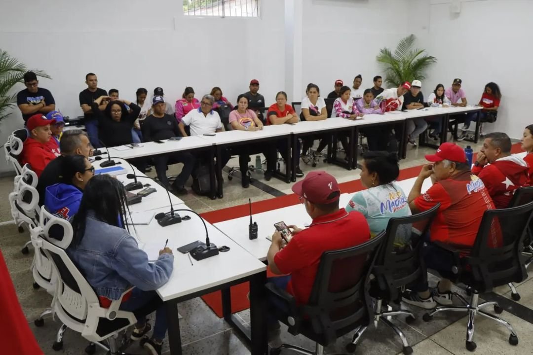 Desde la sede de nuestro PSUV en reunión de organización del Equipo Político Municipal, definiendo estrategias para el cumplimiento de las tareas indicadas por la Dirección Nacional, nuestro presidente <a href="/NicolasMaduro/">Nicolás Maduro</a> y el gobernador <a href="/Primitivo_Ceden/">Primitivo_Cedeno</a>

¡Nosotros Venceremos!
