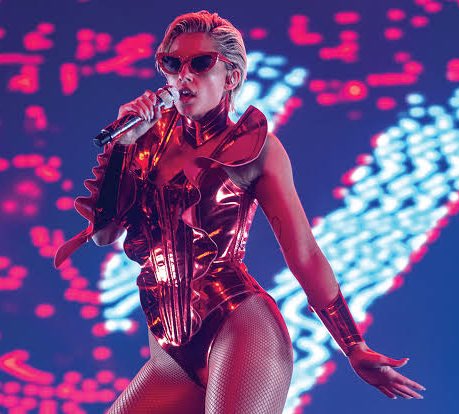 Gente como pode, a Naomi Scott foi no cinema simplesmente tudo que uma Gay queria ser!!!

1 -  Princesa da Disney em Aladdin;
2 - Ranger Rosa em Power Rangers;
3 - Uma das Pantera em Charlie’s Angels; e agora…
4 - Uma diva POP em Smile 2.

JURO A MAIORAL!