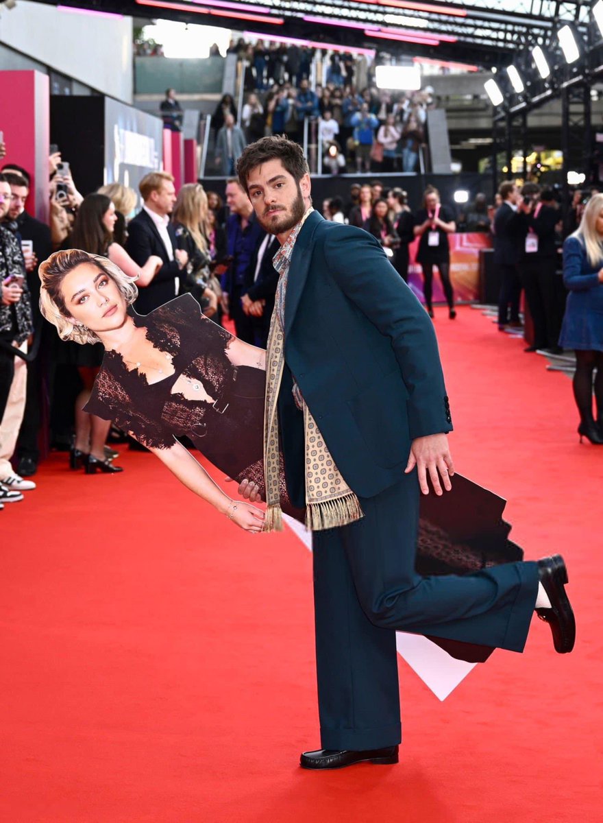 Indie5051's tweet photo. Florence Pugh no pudo asistir a la premiere de 'We live in time' en Londres por temas de agenda), así que Andrew Garfield llevó una figura de carton en tamaño real para que puedan tomarse fotos juntos. https://t.co/L50ehhLEYi