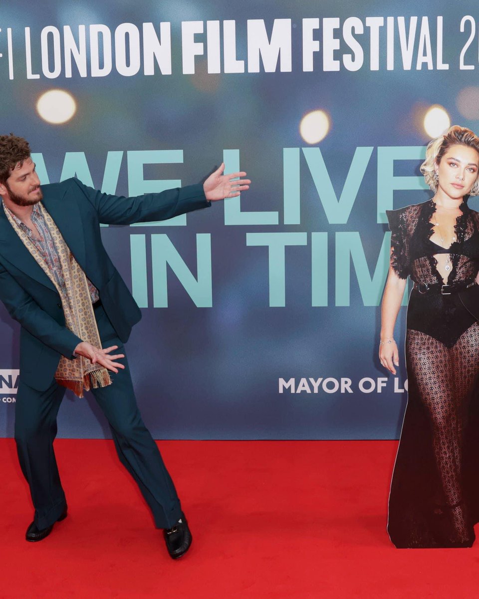Indie5051's tweet photo. Florence Pugh no pudo asistir a la premiere de 'We live in time' en Londres por temas de agenda), así que Andrew Garfield llevó una figura de carton en tamaño real para que puedan tomarse fotos juntos. https://t.co/L50ehhLEYi