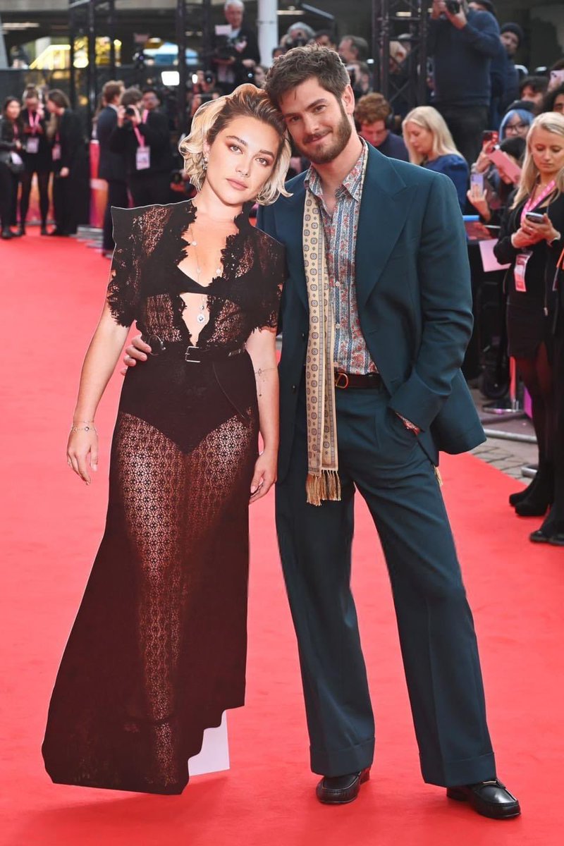 Indie5051's tweet photo. Florence Pugh no pudo asistir a la premiere de 'We live in time' en Londres por temas de agenda), así que Andrew Garfield llevó una figura de carton en tamaño real para que puedan tomarse fotos juntos. https://t.co/L50ehhLEYi