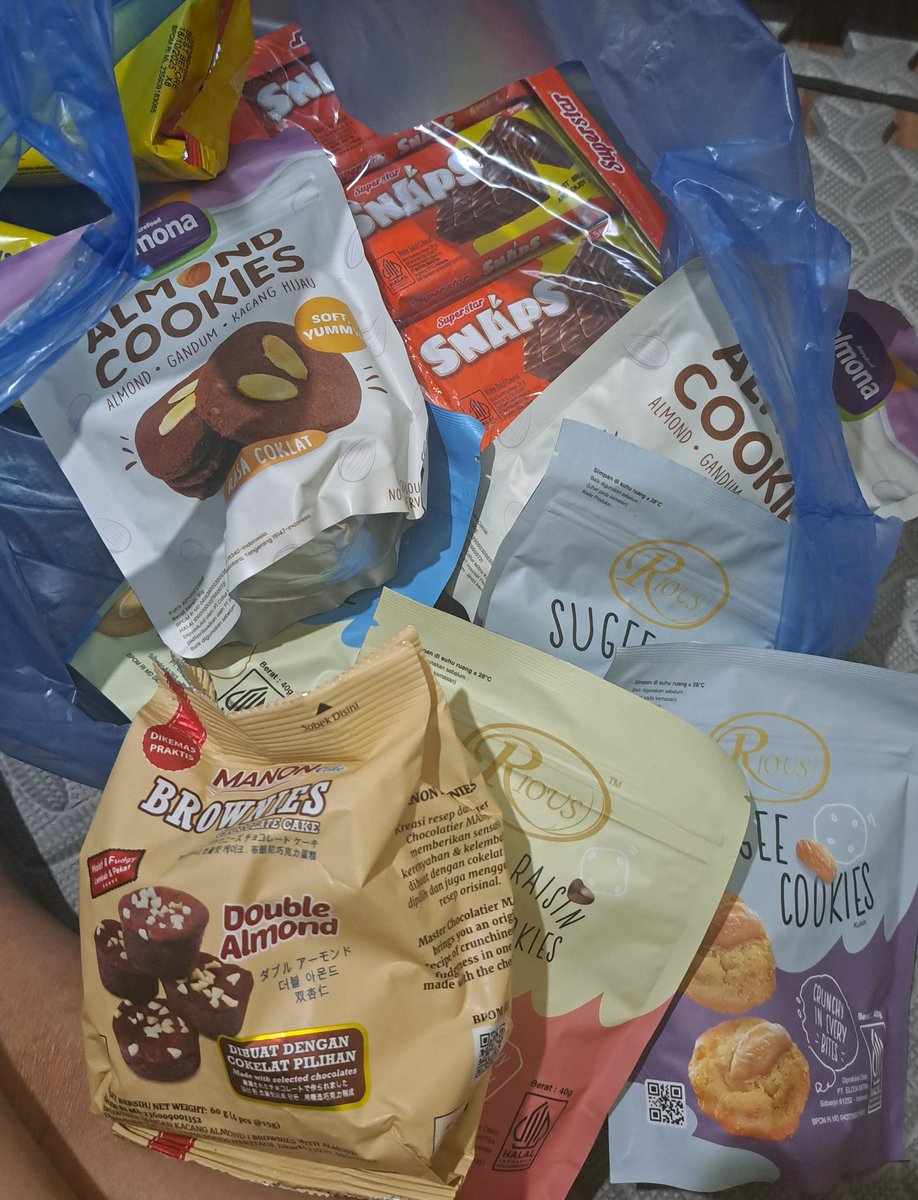 Sheren_Tesha's tweet photo. Ayahh : aku mau beli cemilan nih,kamu mau nitip apa?
Mama : mau yg kek utk Asi booster ,cookies yg ada alomnd nya yahh
Ayahh :👇😆😘😘 https://t.co/O3UlCjsWKL