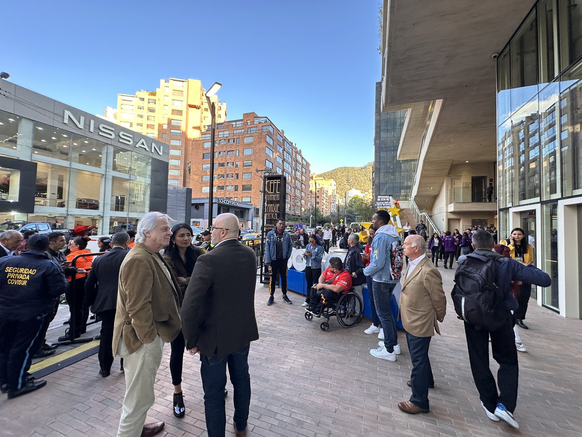¡Buenas noticias para #BogotáMiCiudadMiCasa!🚀

✨Hoy estamos en la apertura del nuevo #CentroFelicidadChapinero, un lugar para soñar, crear, disfrutar del arte y cultura de nuestra ciudad. ¡Este proyecto es un nuevo motivo para estar felices!🚀