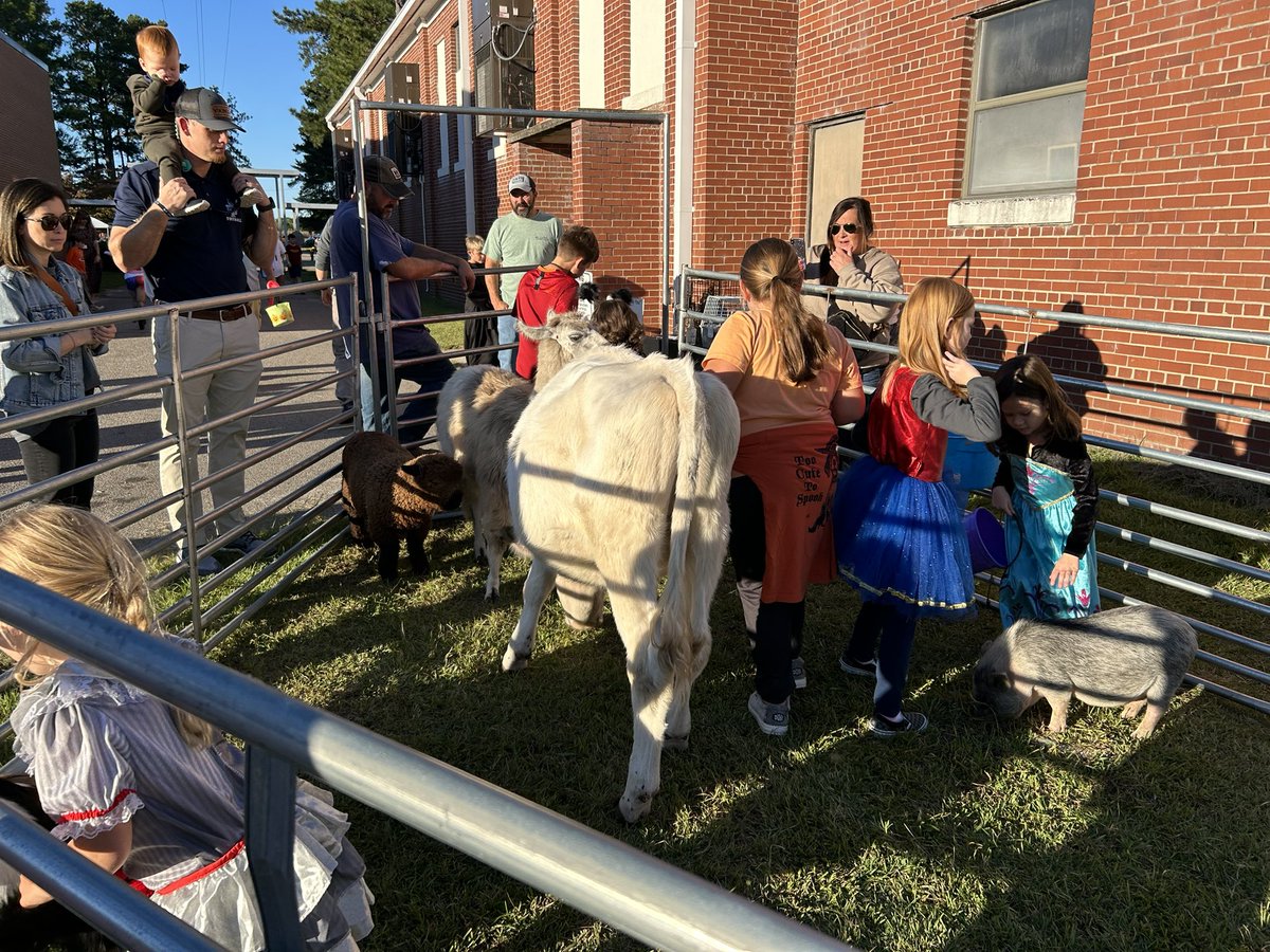 sfltrojans's tweet photo. Fun was had by all at our annual fall festival! So fortunate to have such a wonderful PTA! Over $12,000 was raised to help upgrade our tennis courts! https://t.co/IZJX09WOmK