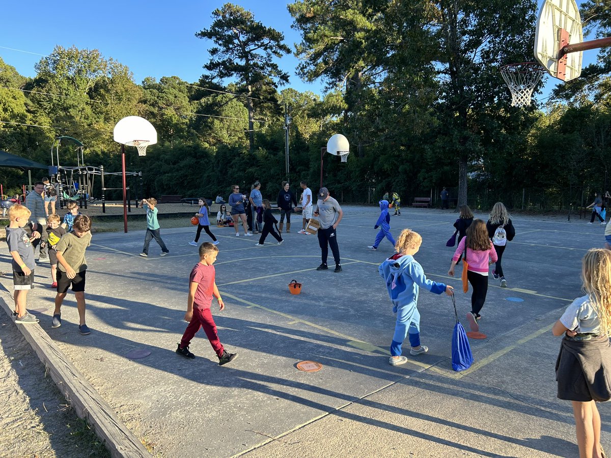 sfltrojans's tweet photo. Fun was had by all at our annual fall festival! So fortunate to have such a wonderful PTA! Over $12,000 was raised to help upgrade our tennis courts! https://t.co/IZJX09WOmK
