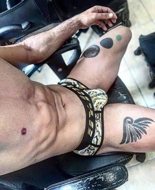 Lucha_erotica3x's tweet photo. Ya ven que en el vestidor si se vale enseñar de más? 😊
Y al halcón negro que casi no le gusta mostrar 🤭🦅🖤
#luchador #luchadorsexy #luchadorenboxer #luchadorenmascarado #luchaerotica #abdomendeluchador #halconnegro https://t.co/Jrw7nf3Sax