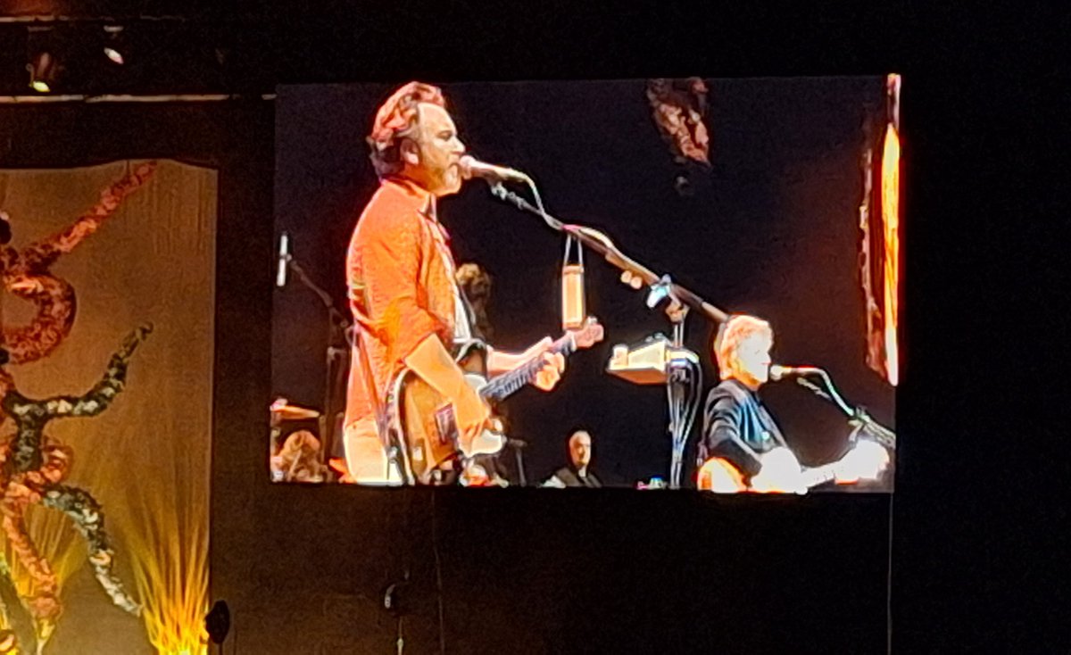 toniearlybird's tweet image. They still sound fantastic, are always entertaining, and the next generation of the Finn family has ace skills 😃👏🏾 @CrowdedHouseHQ thanks for another top night in Brum 🙌🏾❤️ #CrowdedHouse #livemusic @UtilitaArenaBHM