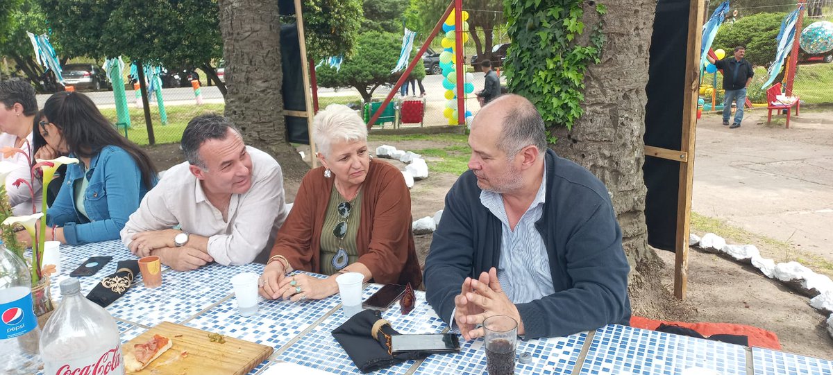 RosarioLPerez's tweet photo. Hoy celebramos en @Inisa_Oficial  23 años de Centro Ituzaingo quiero  felicitar el esfuerzo diario de funcionarios y direccion que trabajancon los jovenes y agradecer la visita del Subsecretario @Arturo_Torres62 de @midesuy y al diputado @tatoviviano qué nos acompaña siempre! https://t.co/MYjlALDwky