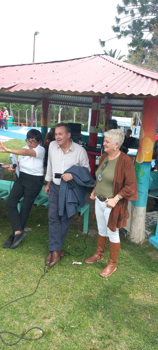 RosarioLPerez's tweet photo. Hoy celebramos en @Inisa_Oficial  23 años de Centro Ituzaingo quiero  felicitar el esfuerzo diario de funcionarios y direccion que trabajancon los jovenes y agradecer la visita del Subsecretario @Arturo_Torres62 de @midesuy y al diputado @tatoviviano qué nos acompaña siempre! https://t.co/MYjlALDwky