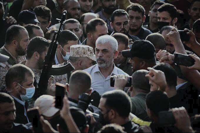 مقاوماً مشتبكاً كرار غير فرار القائد الشهيد يحيى السنوار  (أبو إبراهيم) رضوان الله عليه صاحب مقولة : " فلتكن كربلاء جديدة " شهيداً على طريق القدس.