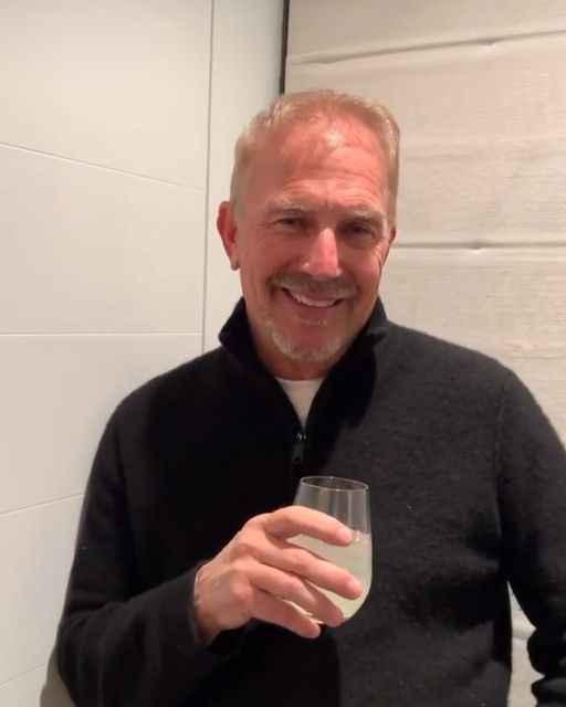 KevinCostner3x's tweet photo. "Friendship is a beautiful journey that blossoms naturally. 🌼✨ Never force it; if someone opens their heart to you, embrace them wholeheartedly! 💖 #TrueFriendship #HeartfeltConnections" https://t.co/9DLKzuv9dE