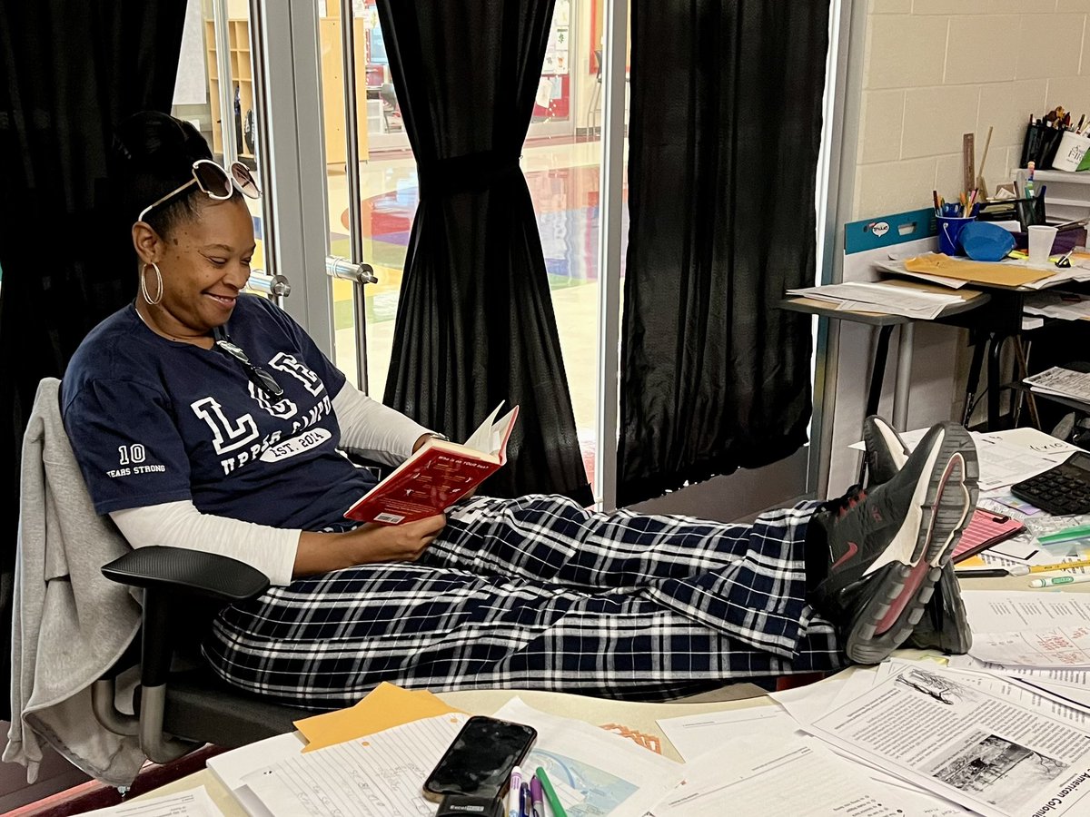 Mr_Lewis_AP's tweet photo. I caught several @LCE_UpperCampus Gators reading today during our D.E.A.R. Pajama Party! #LCEUlearning #LCEUjoy @RichlandTwo https://t.co/BkvmmlqPg9